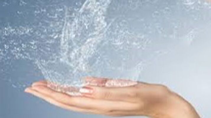 Spray out of the hands of the hands under water